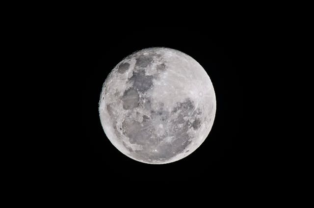 What-Is-the-Real-Colour-of-the-Moon?