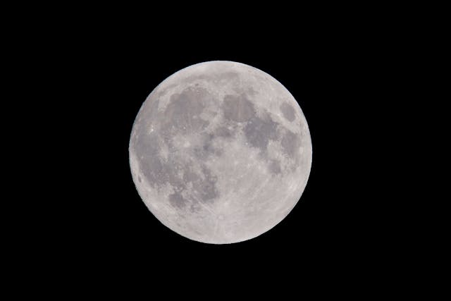 What-Is-the-Real-Colour-of-the-Moon?